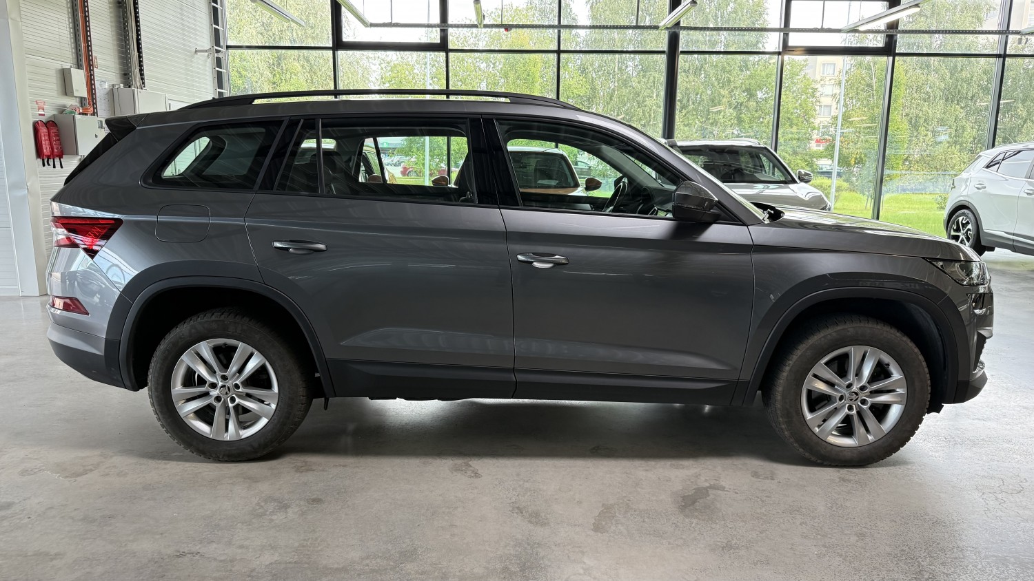 Car image 5