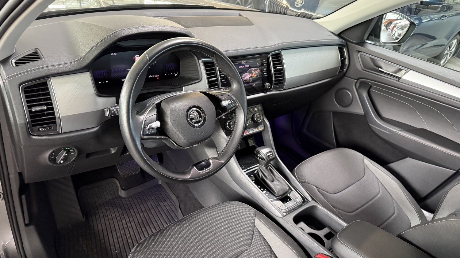 Car image 10