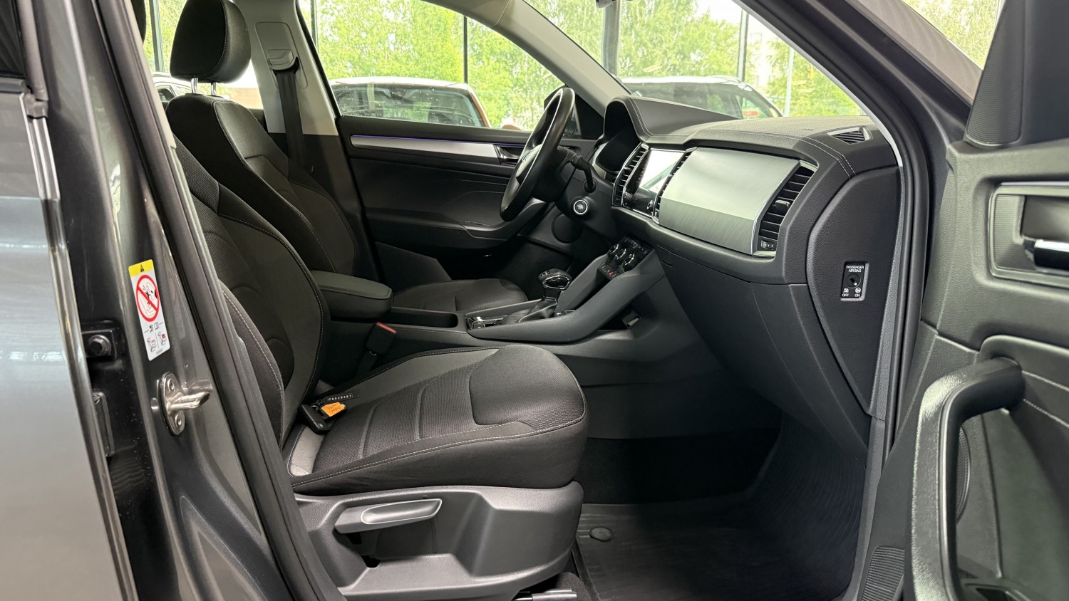 Car image 14