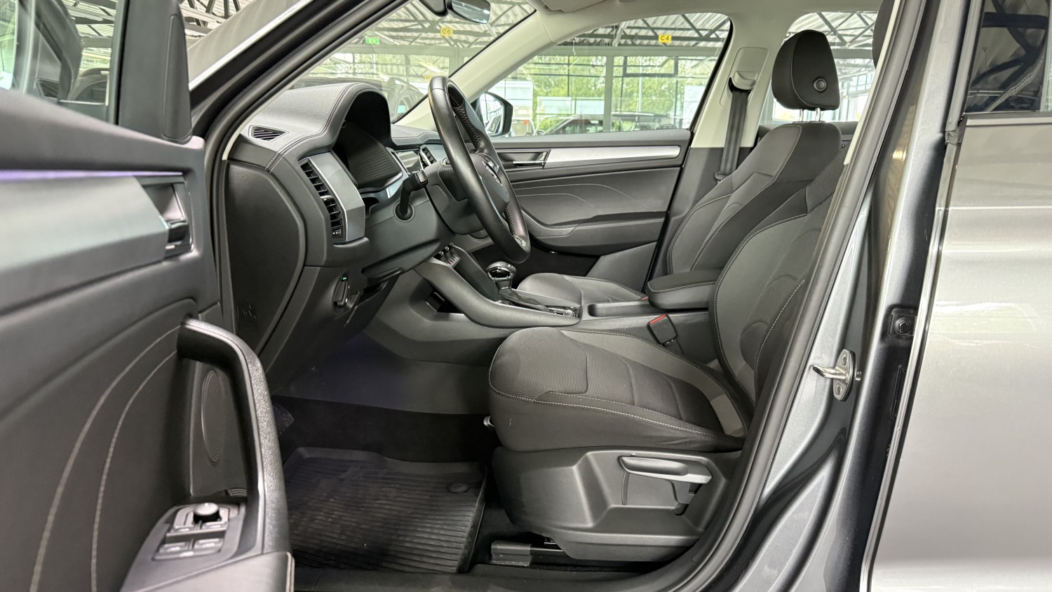 Car image 9