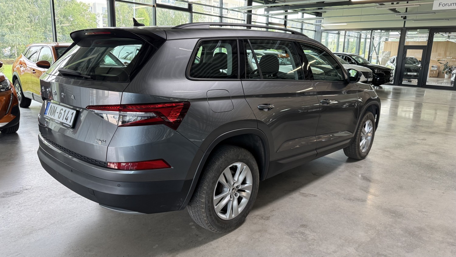 Car image 4
