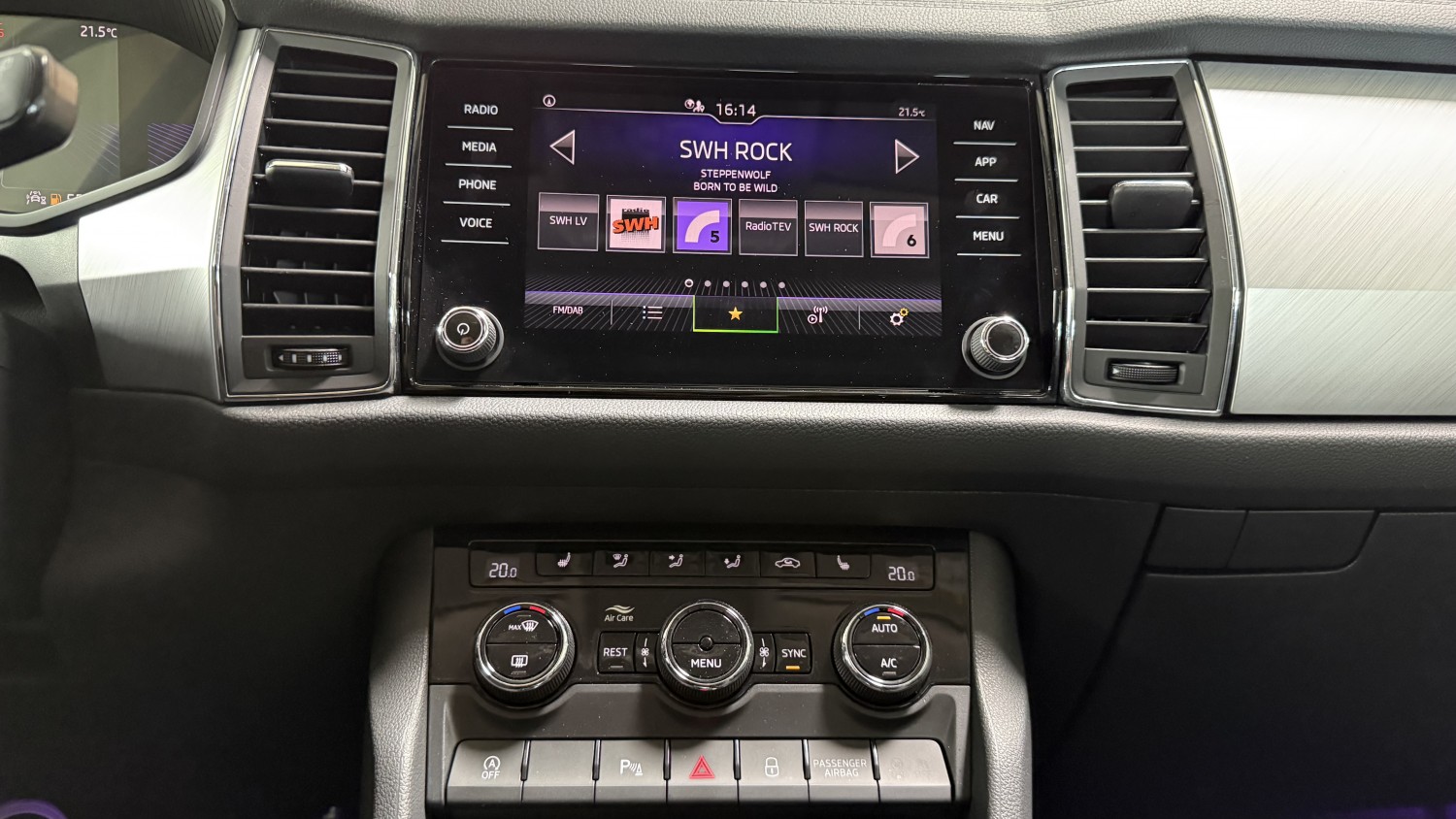 Car image 19