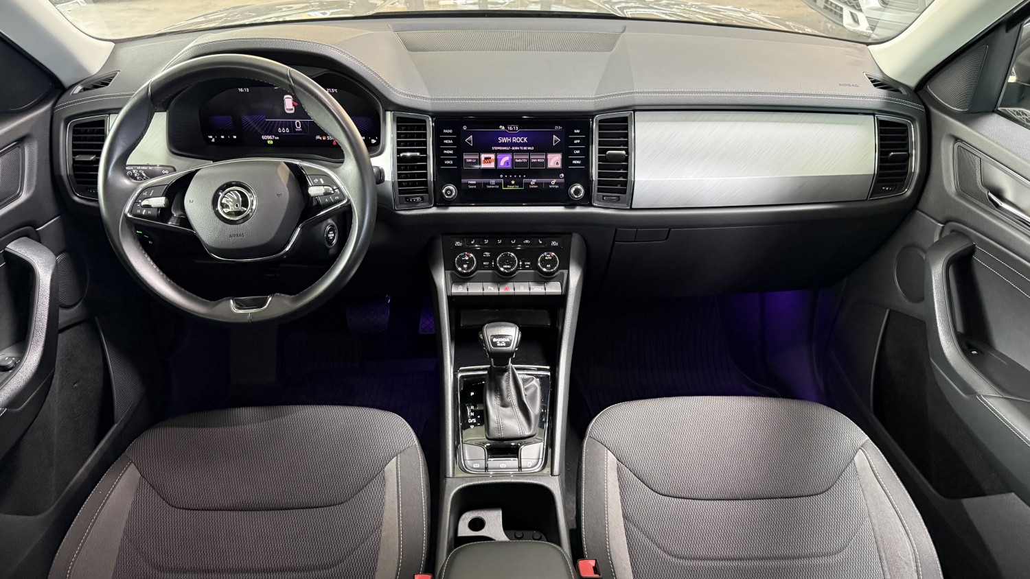 Car image 15