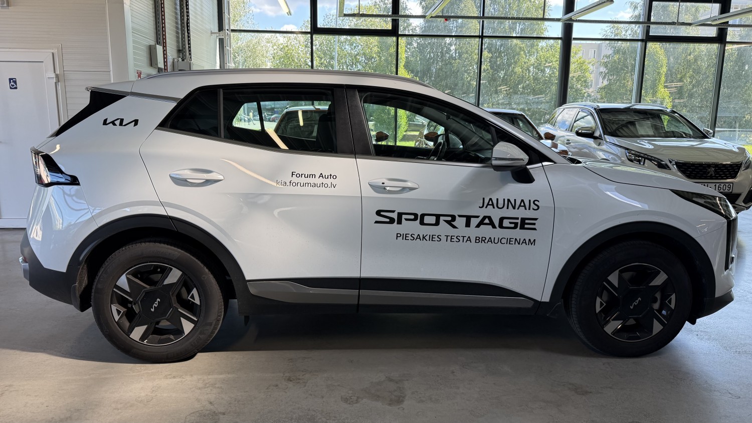 Car image 5