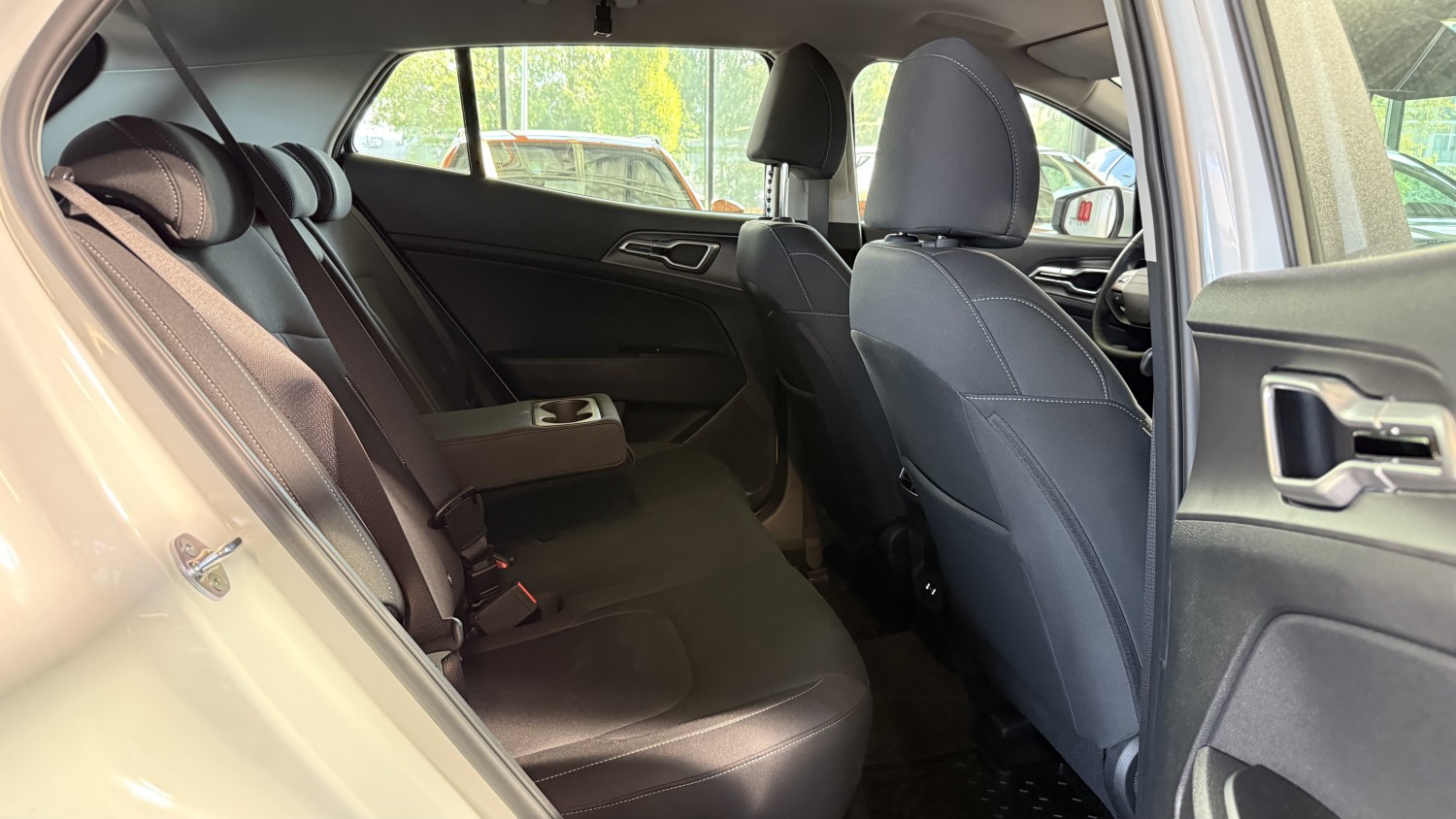 Car image 14