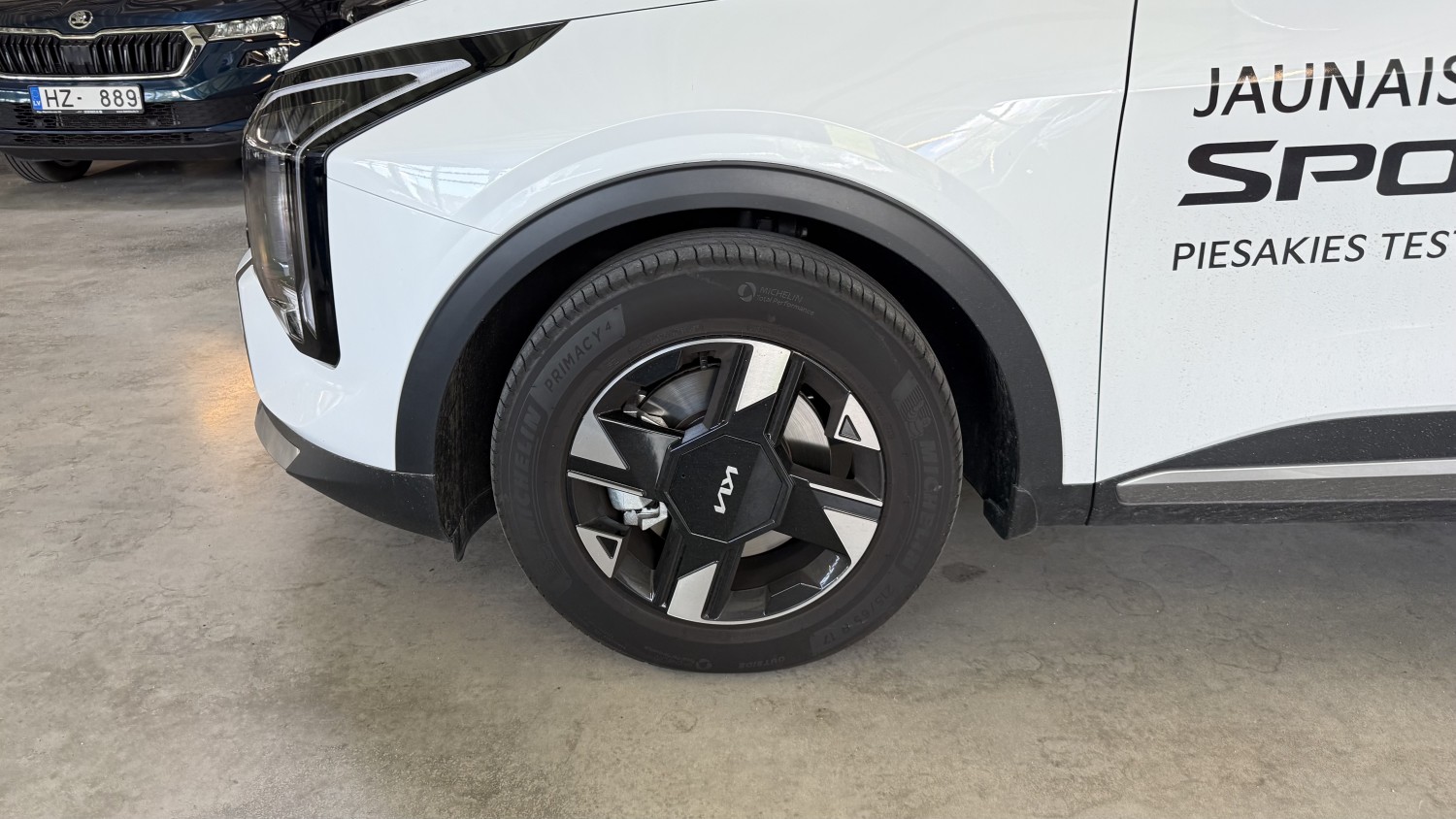 Car image 7
