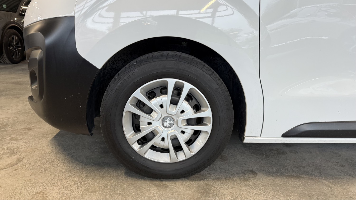 Car image 7