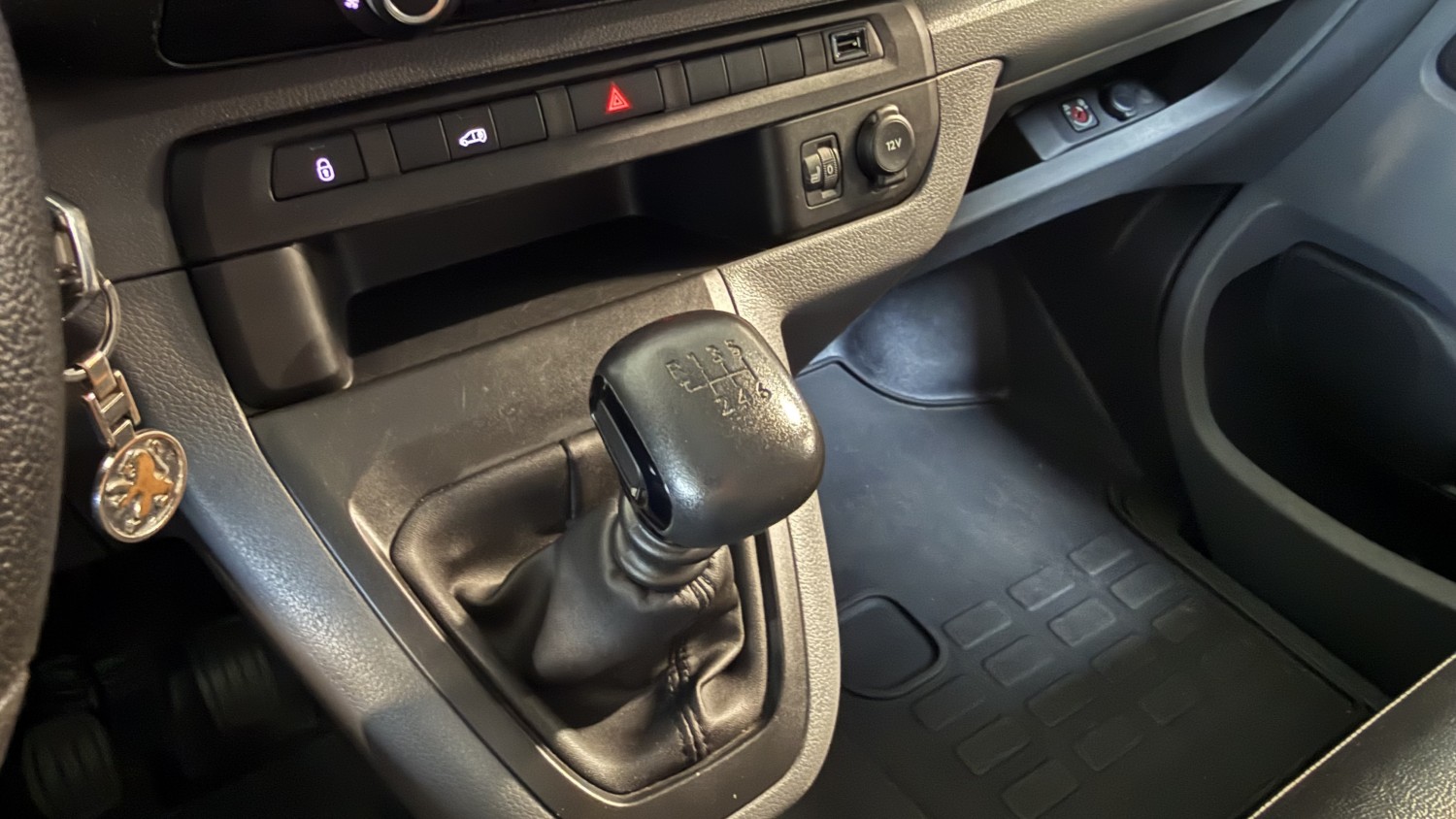 Car image 18