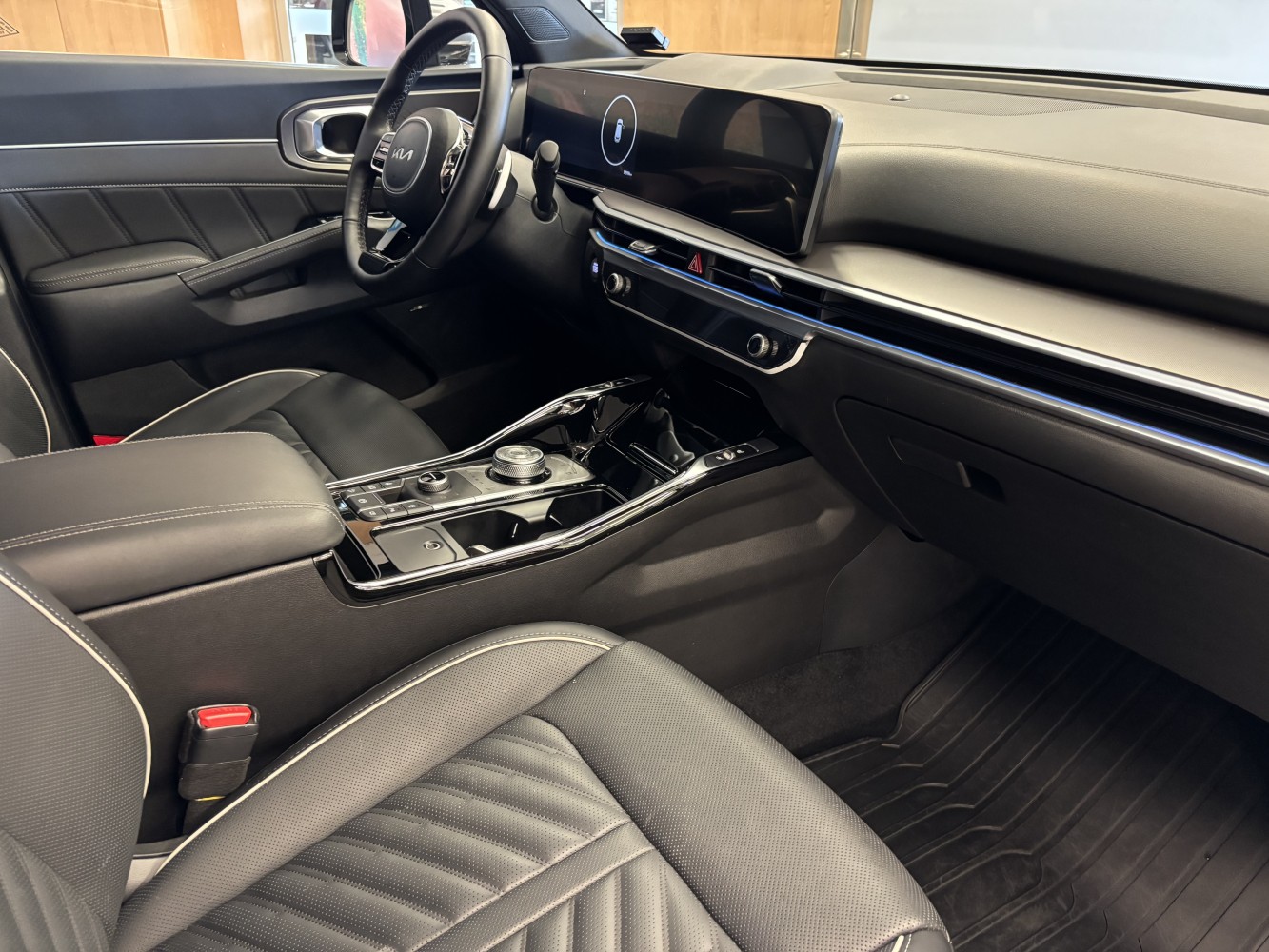 Car image 13
