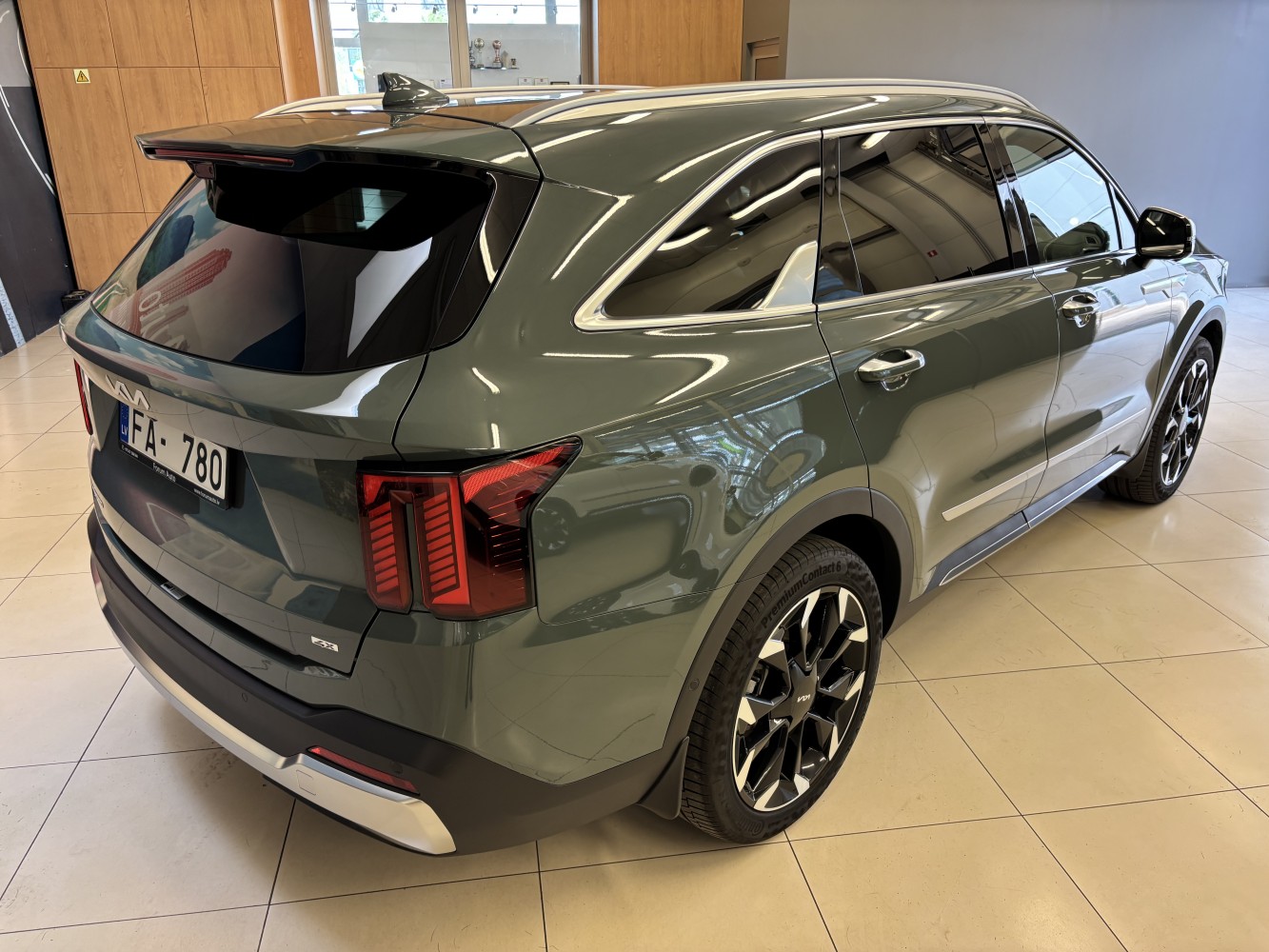 Car image 4