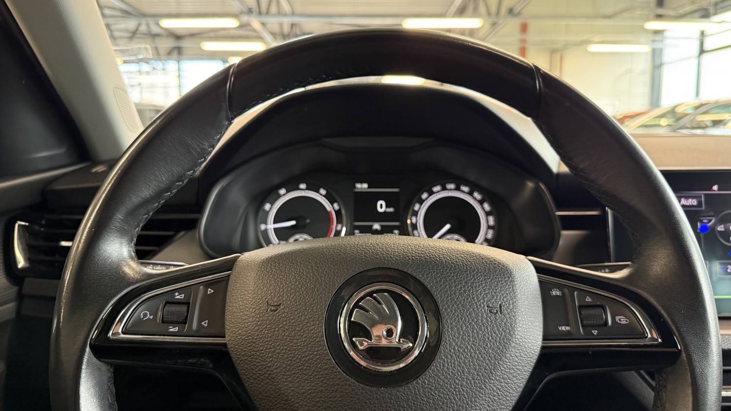 Car image 18