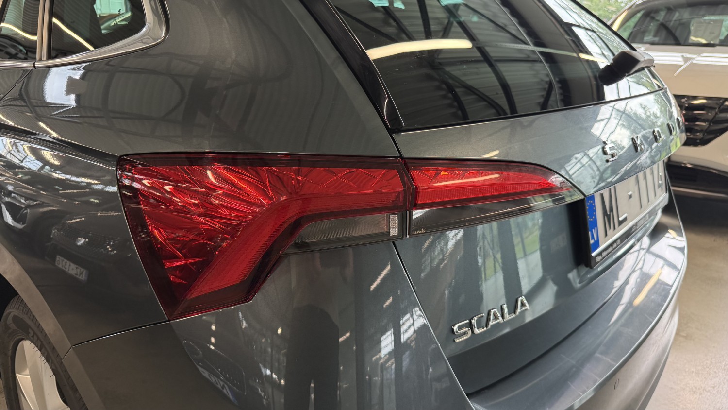 Car image 9