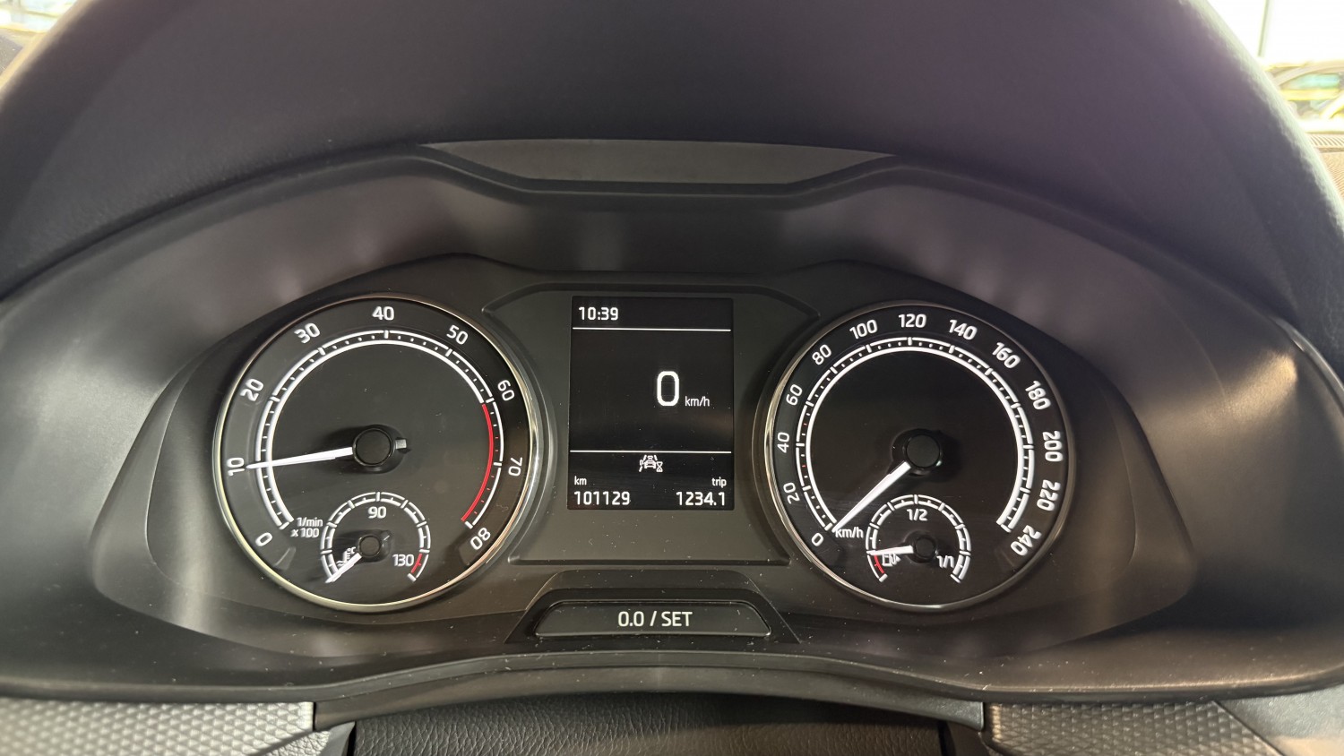 Car image 19