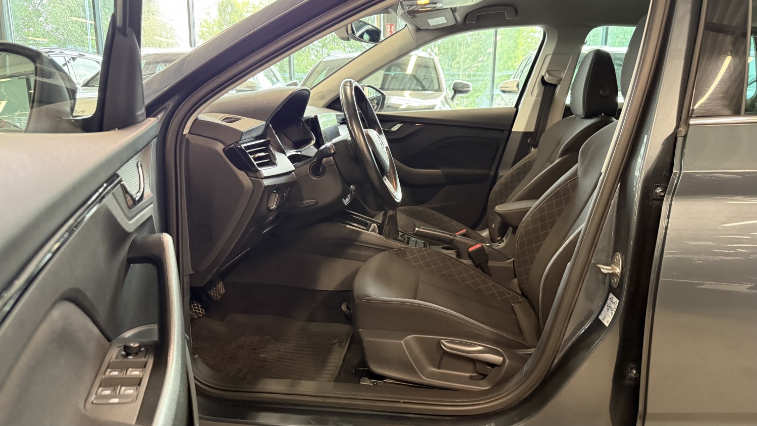 Car image 10