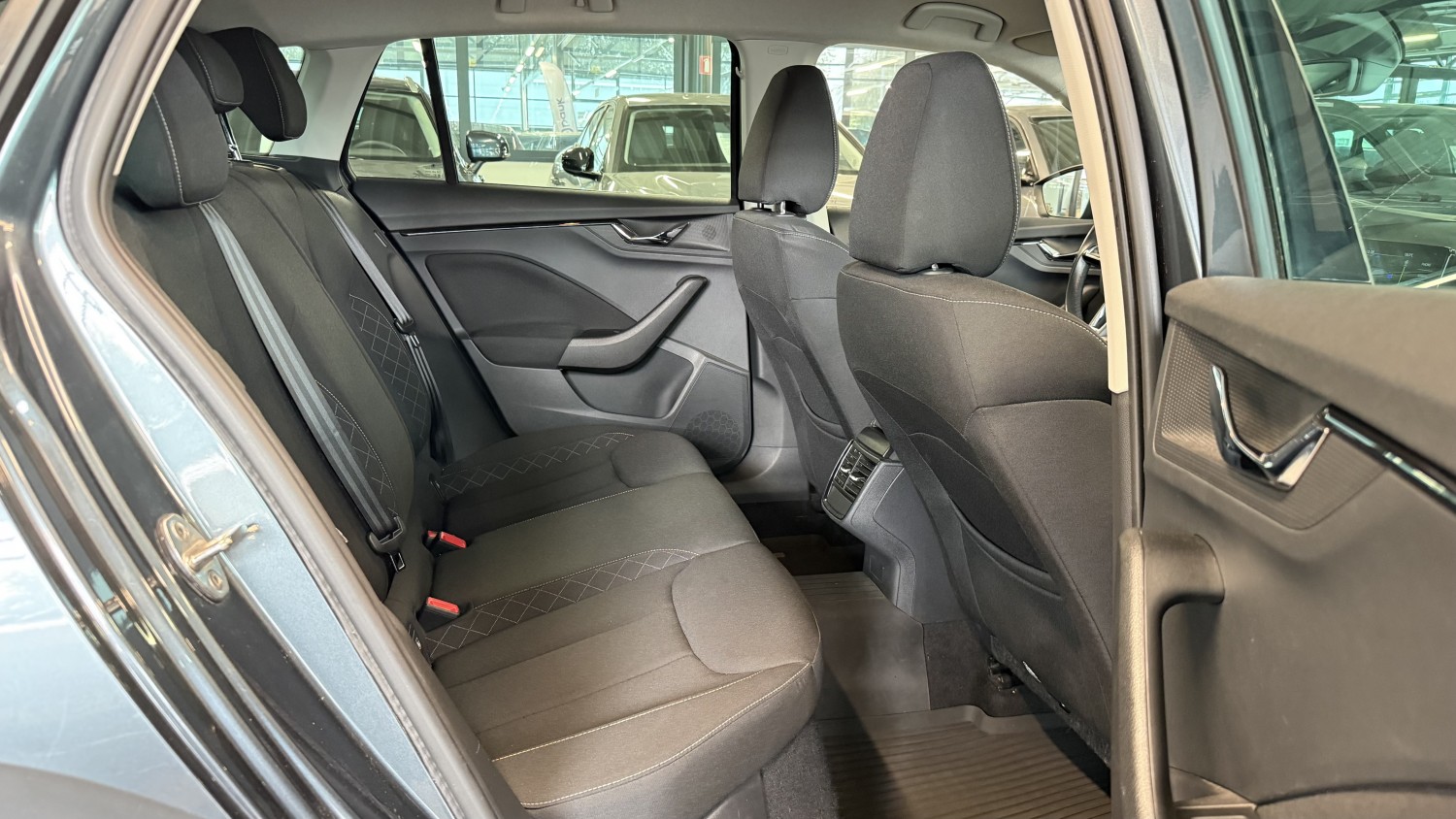 Car image 14