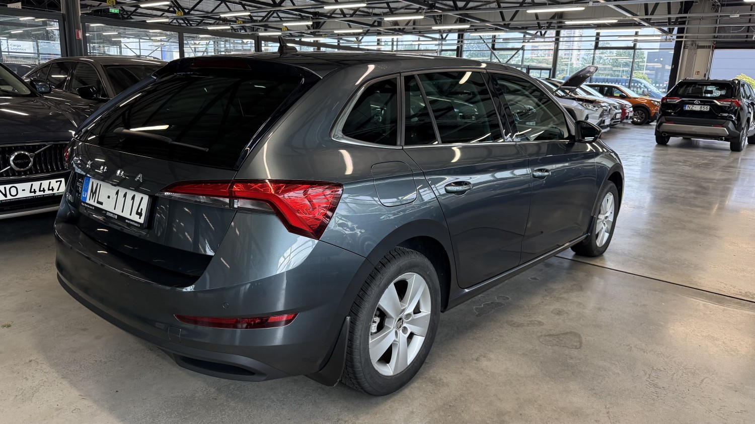 Car image 4