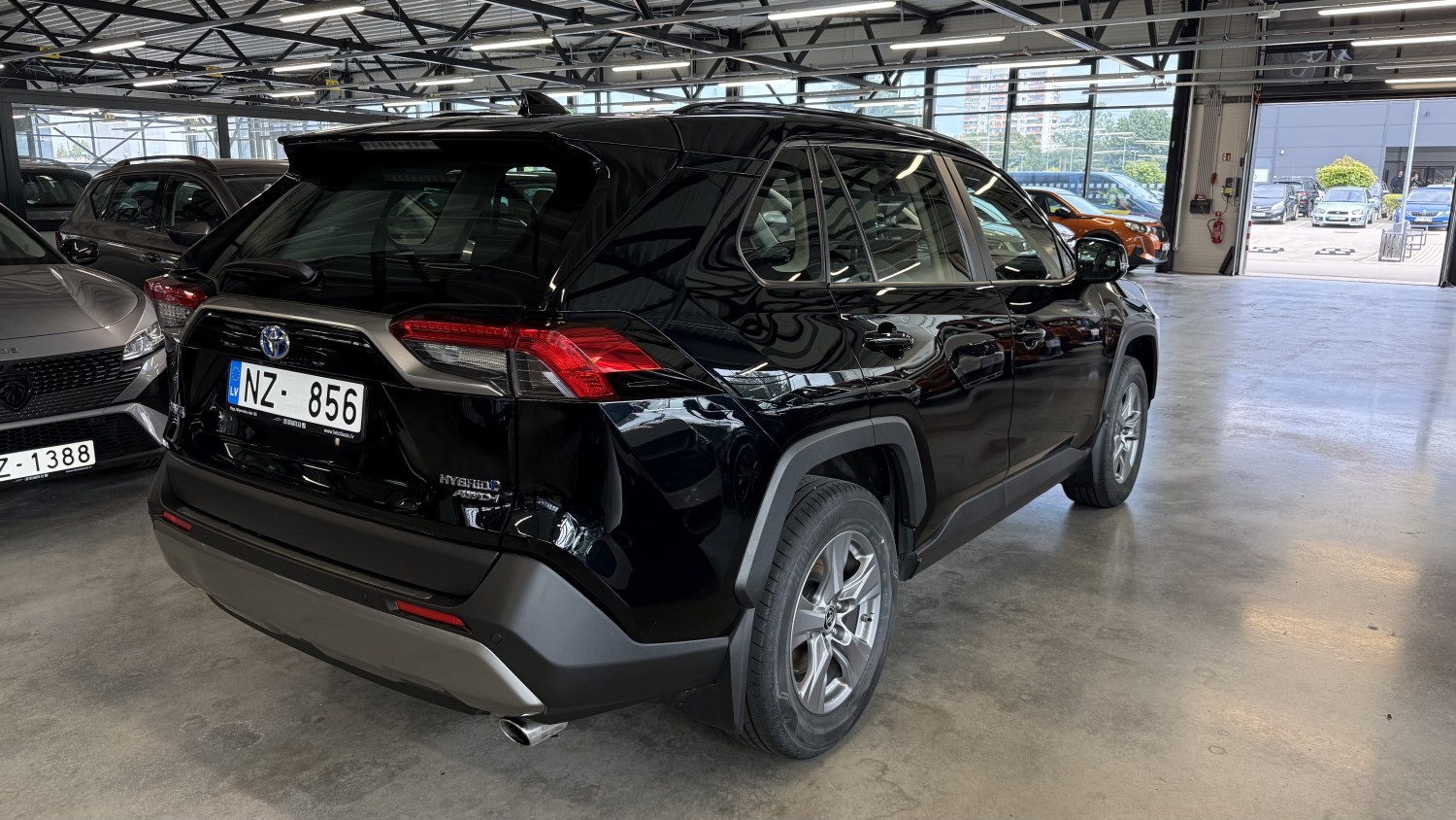 Car image 4