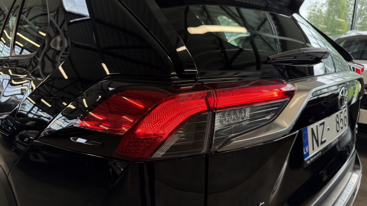 Car image 9