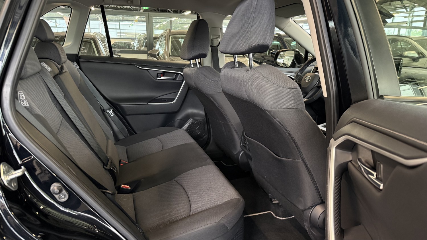 Car image 14