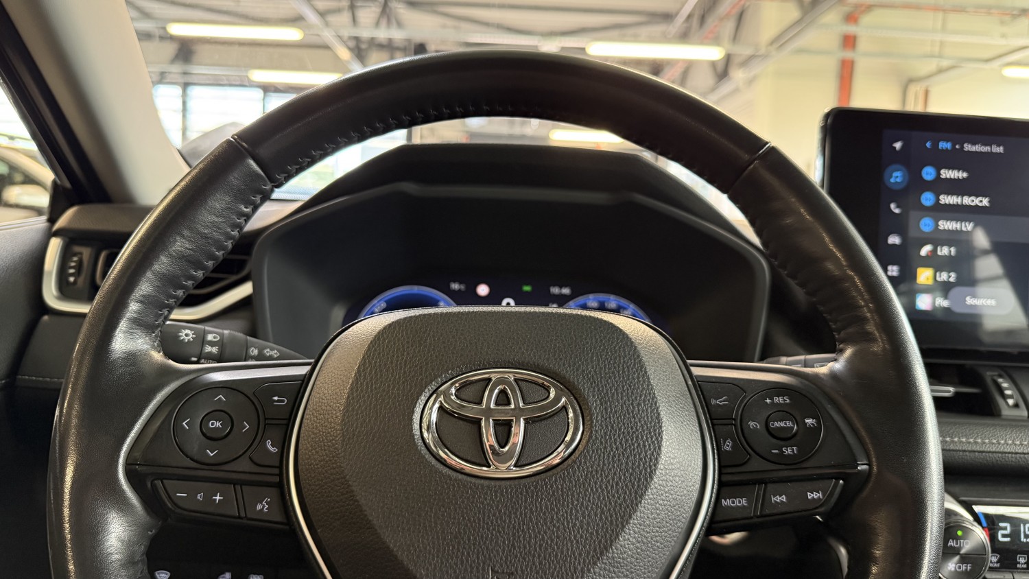 Car image 18