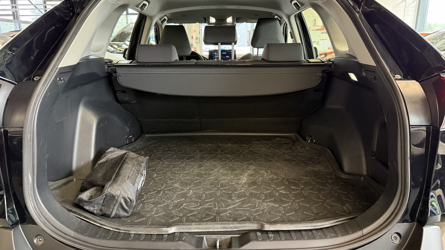 Car image 13