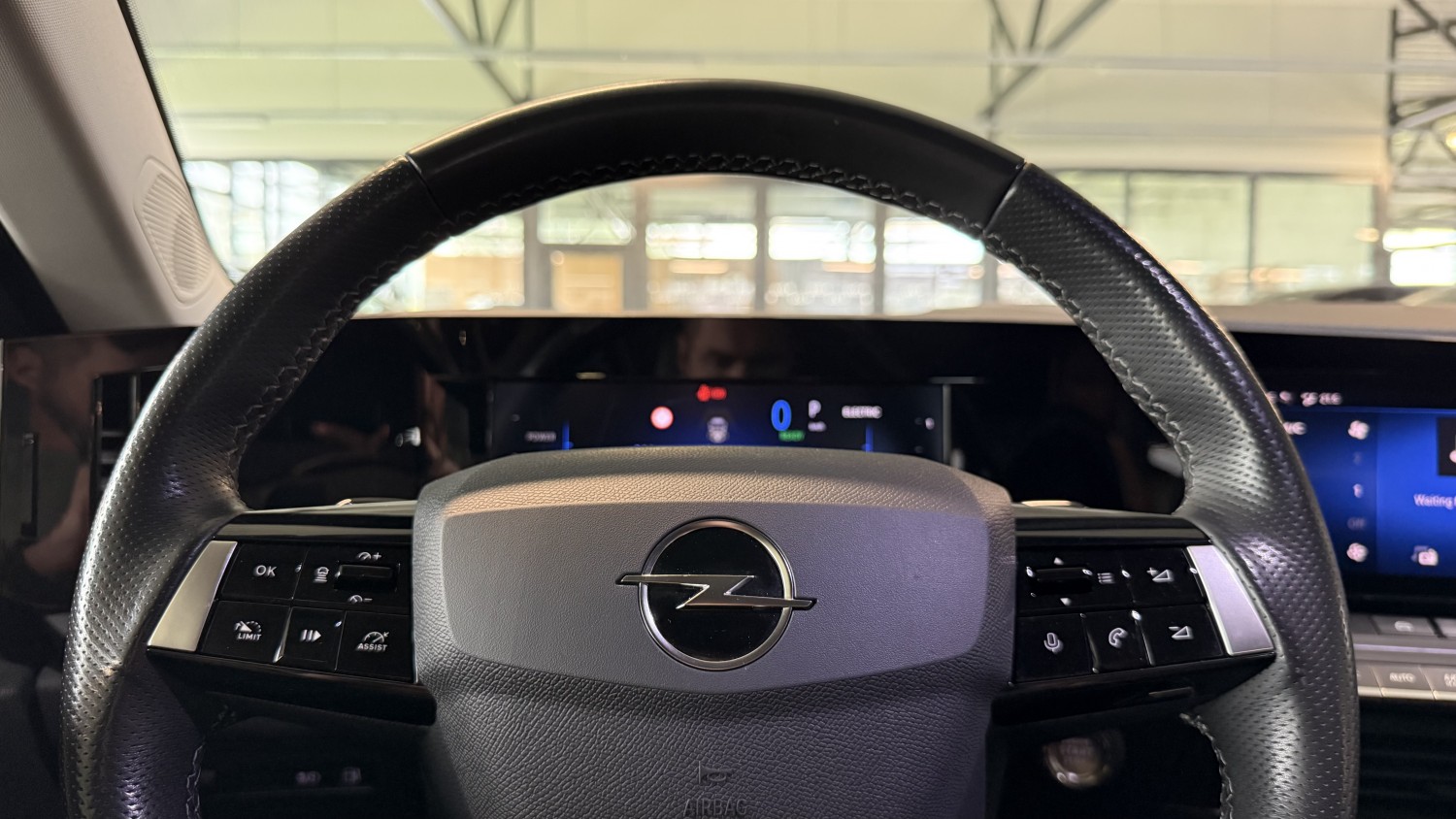 Car image 18