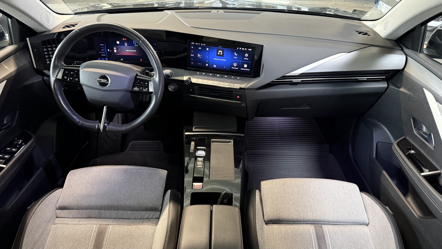 Car image 16