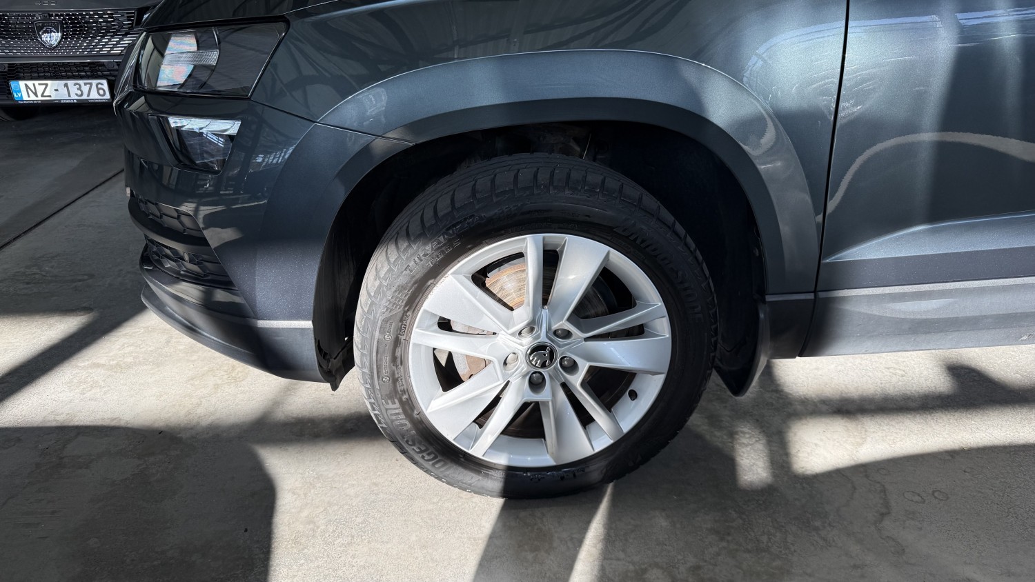 Car image 9