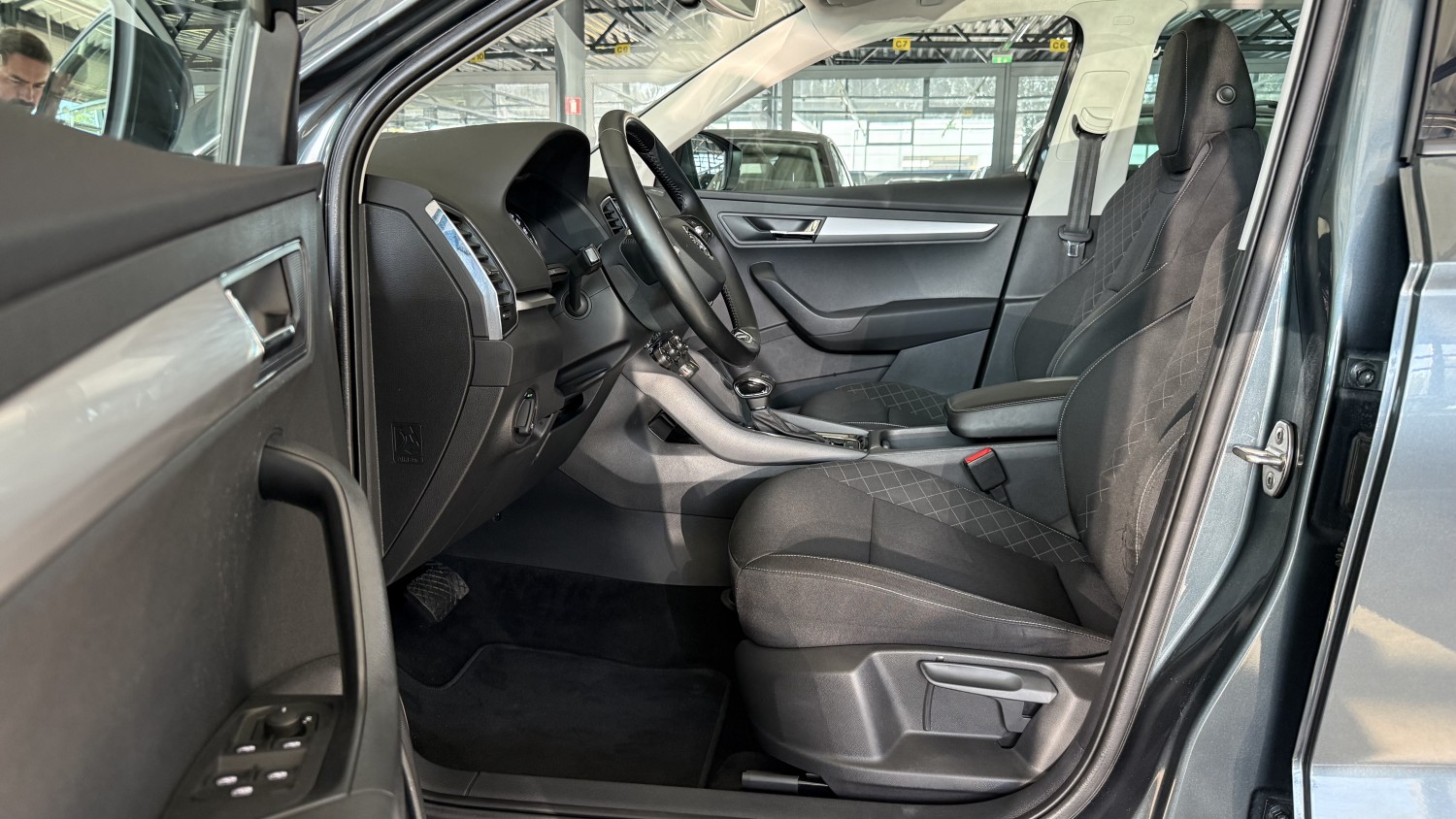 Car image 12