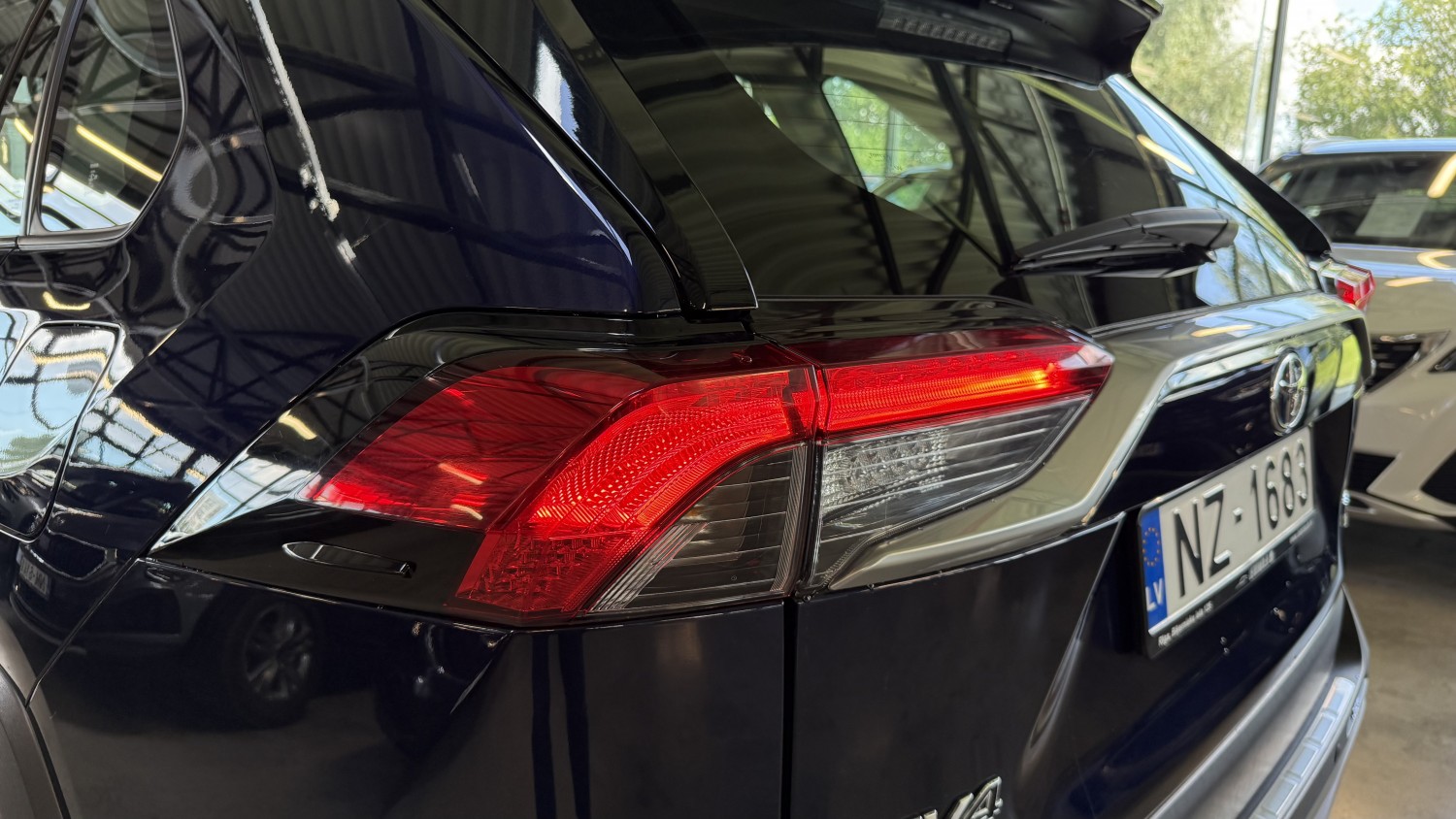 Car image 11