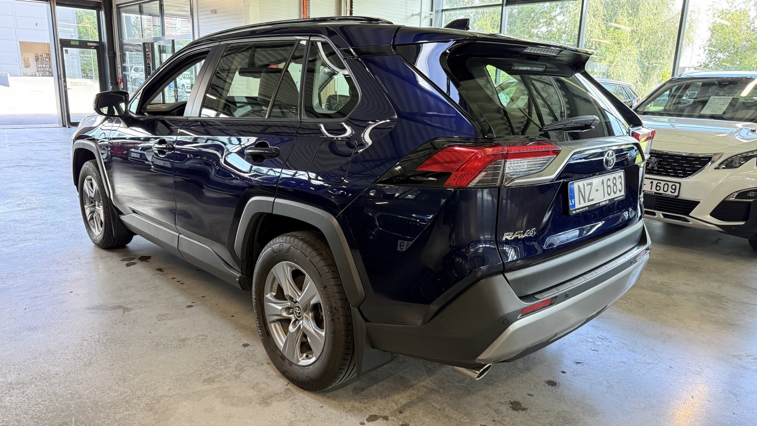 Car image 3