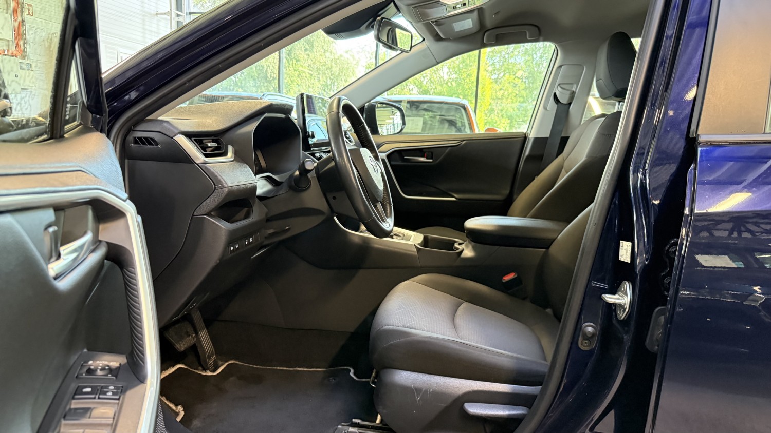 Car image 12