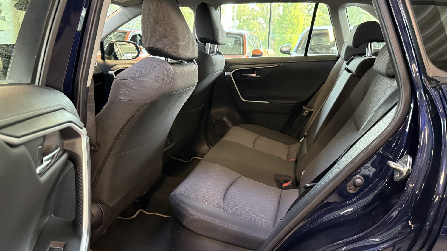 Car image 14