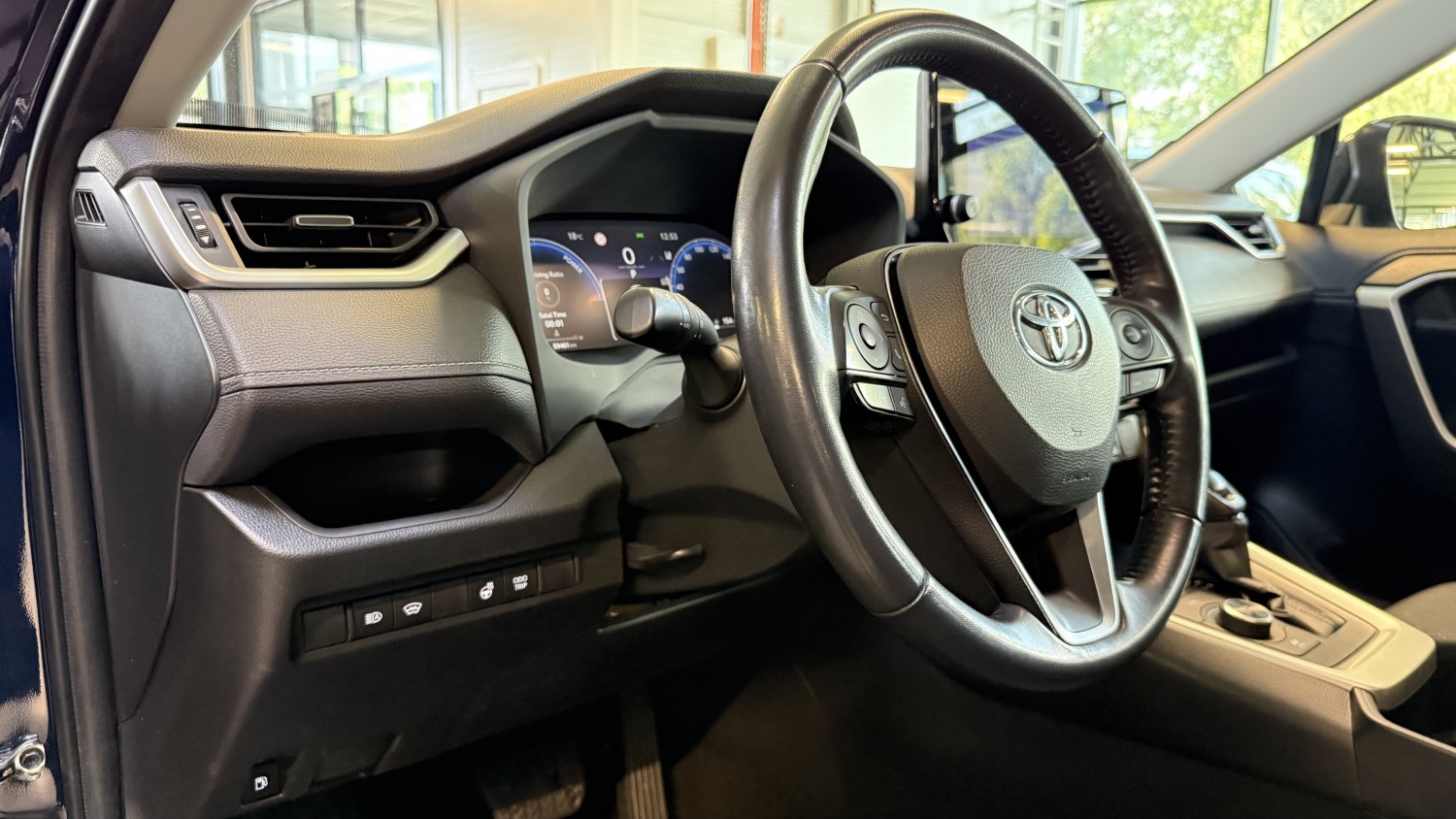 Car image 19