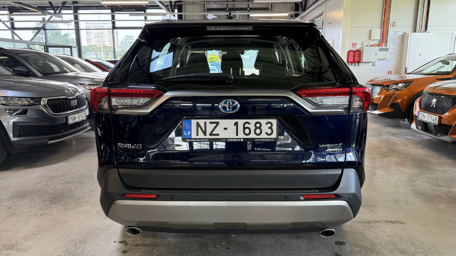 Car image 4