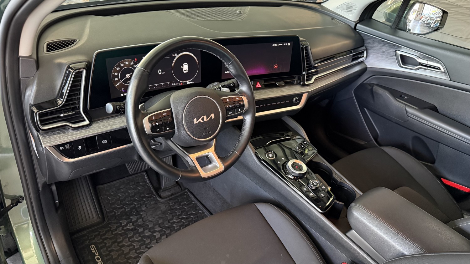 Car image 13