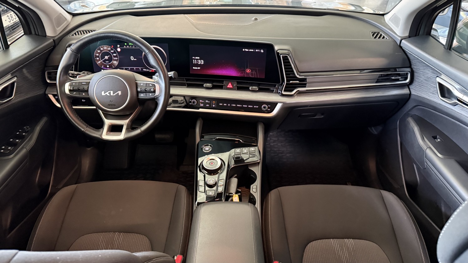 Car image 18