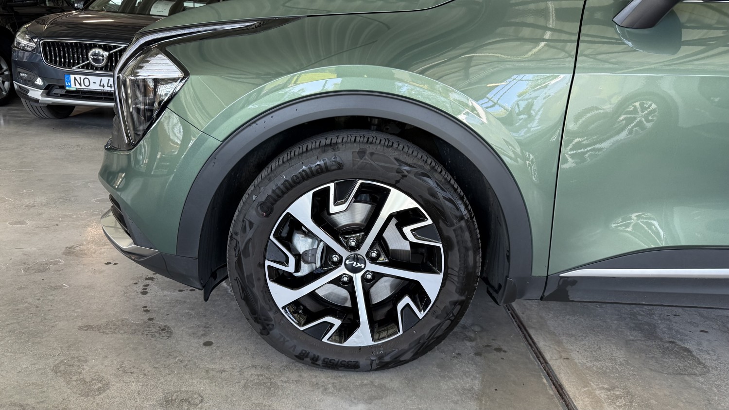 Car image 9