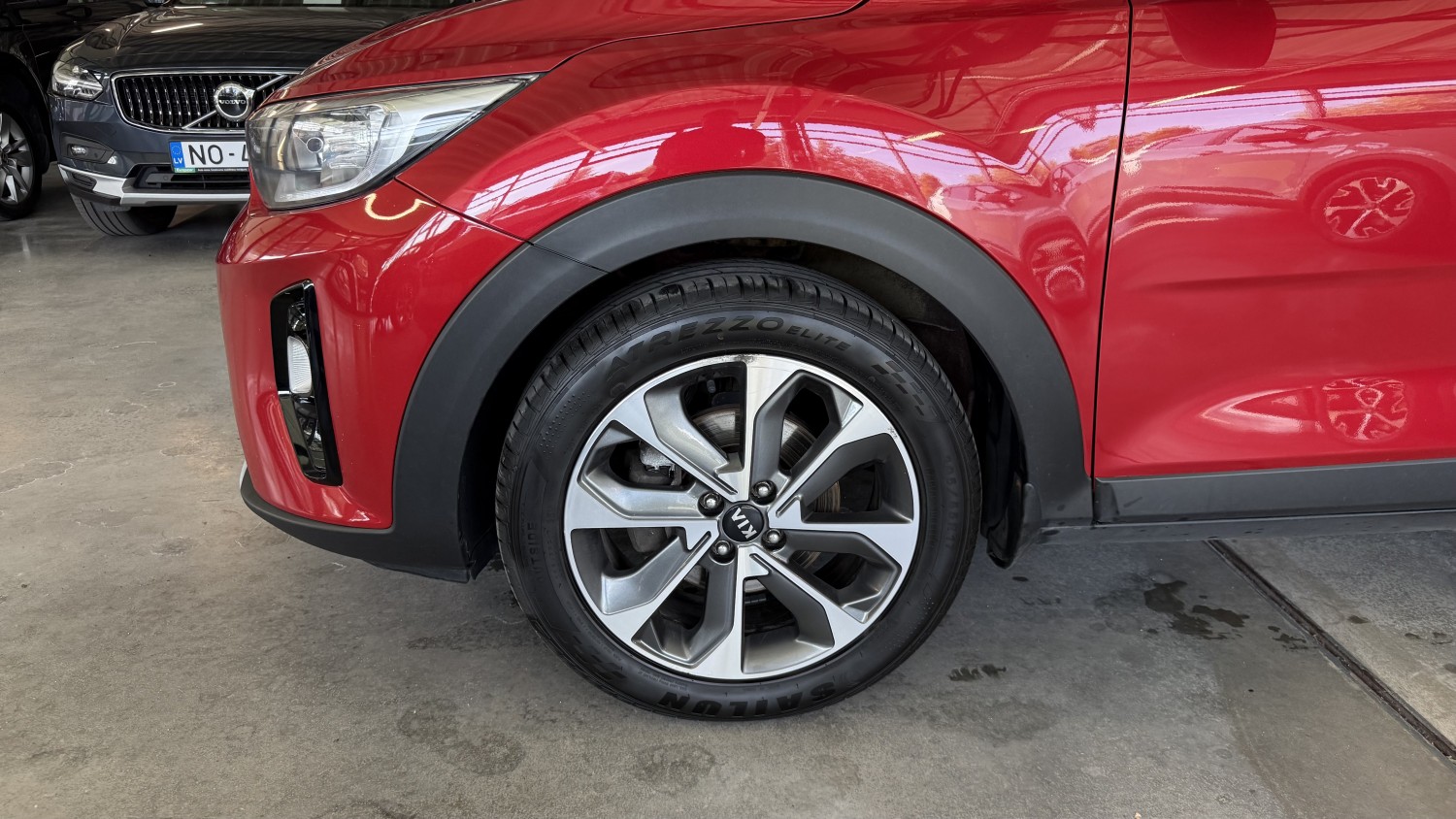 Car image 9