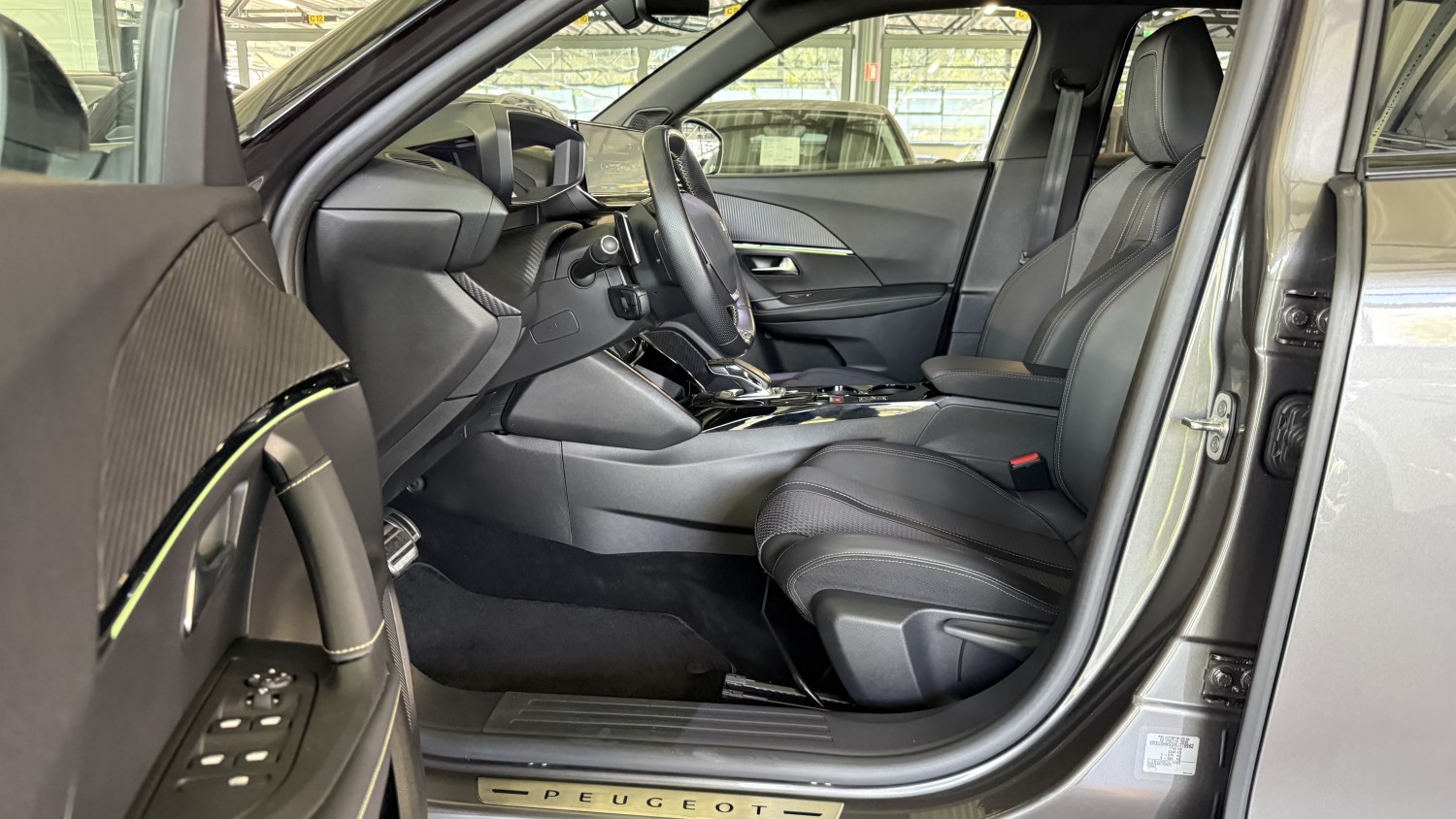 Car image 12