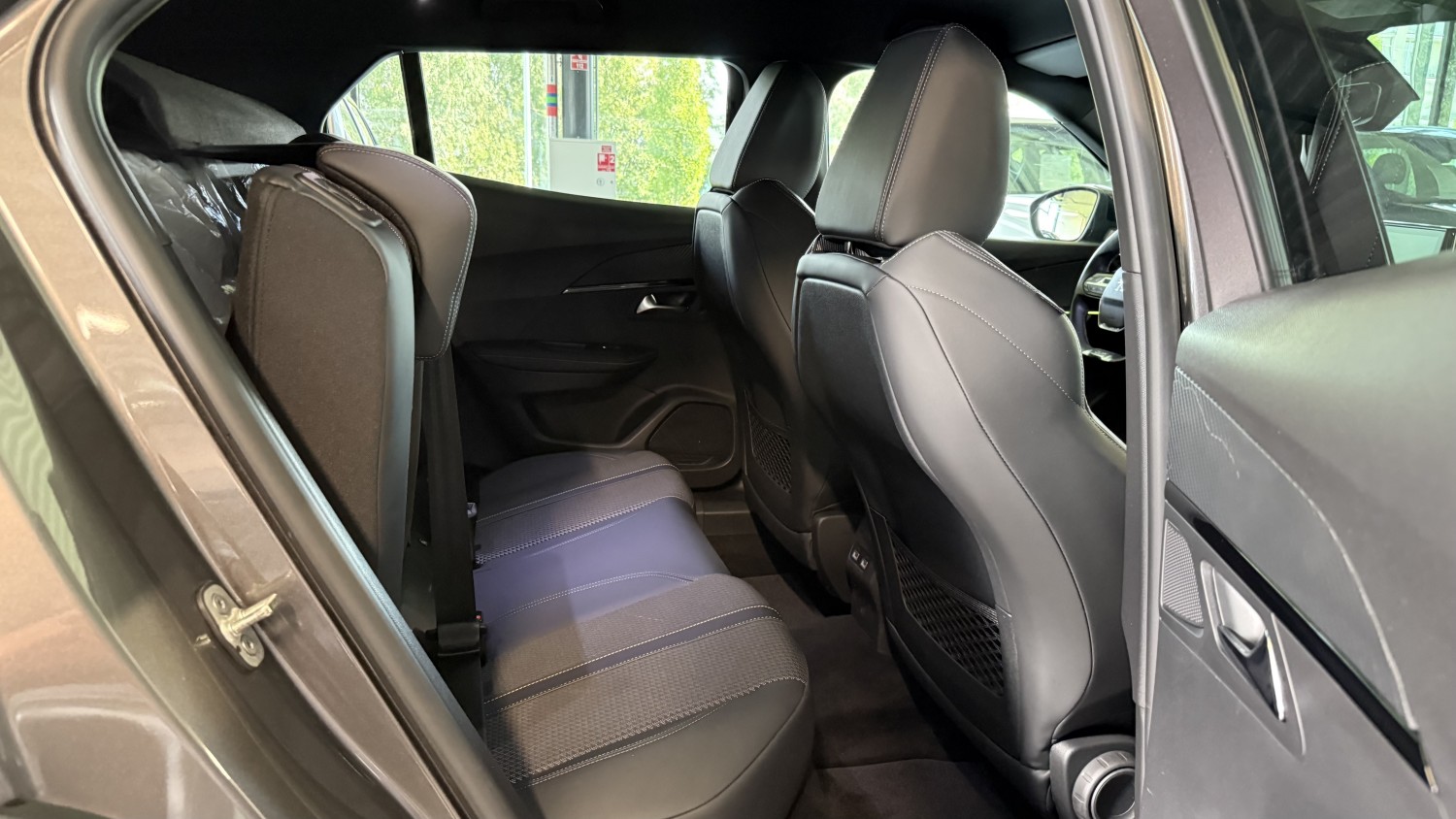 Car image 16