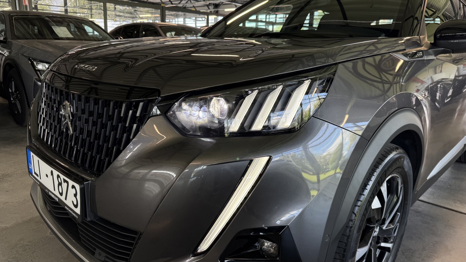 Car image 10