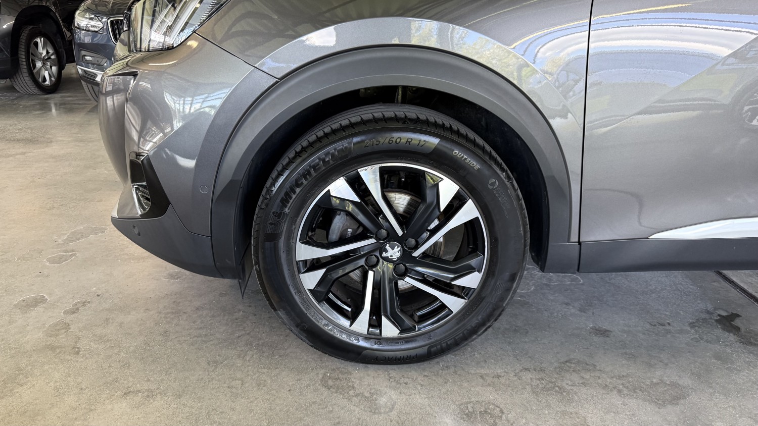 Car image 9