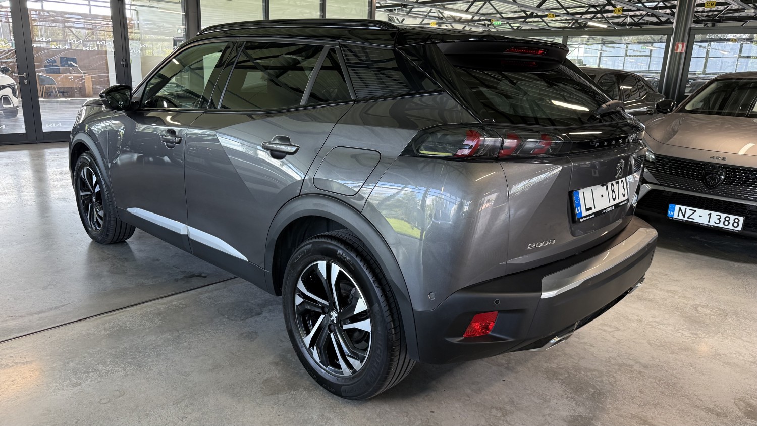 Car image 3