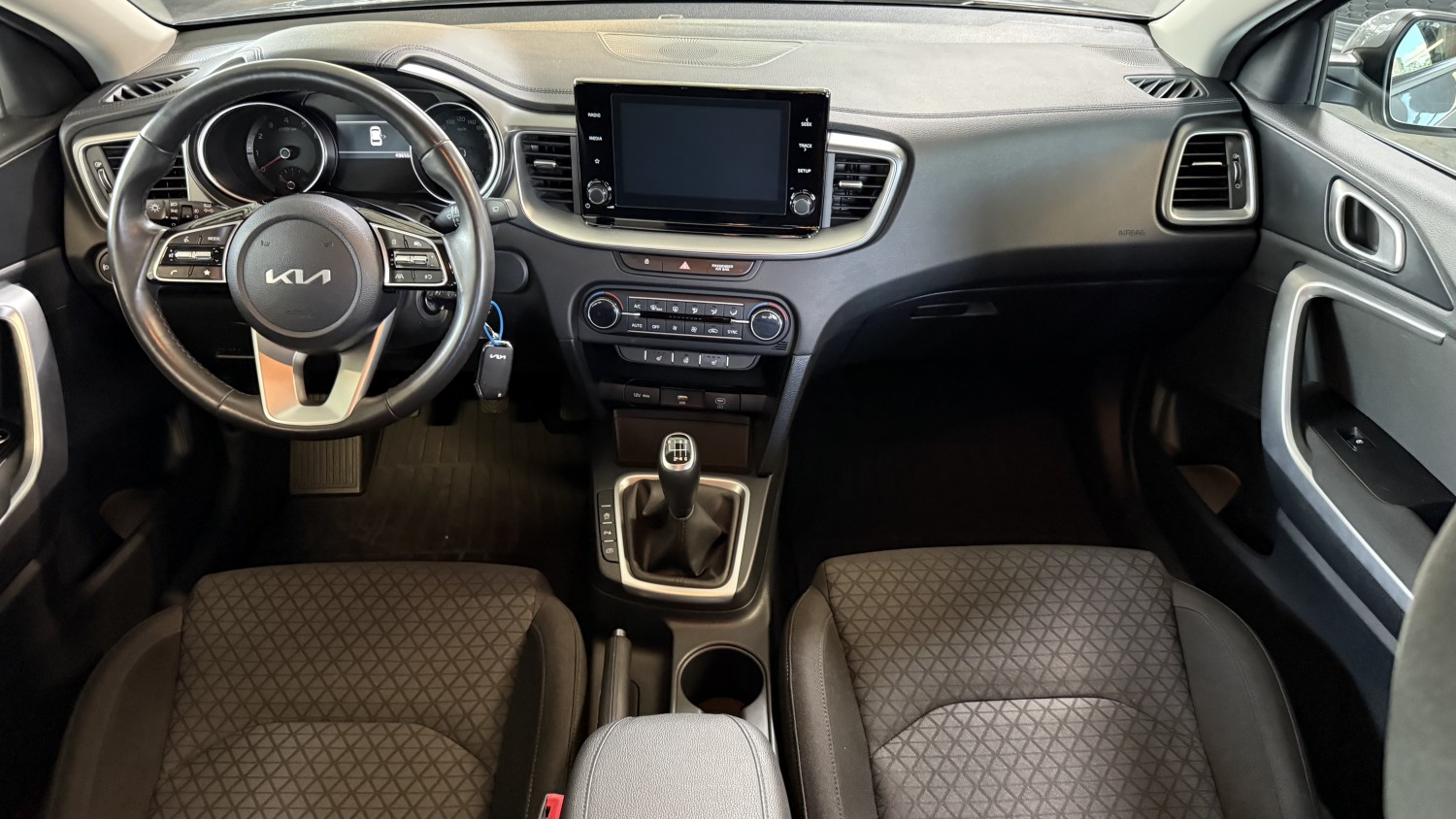 Car image 17