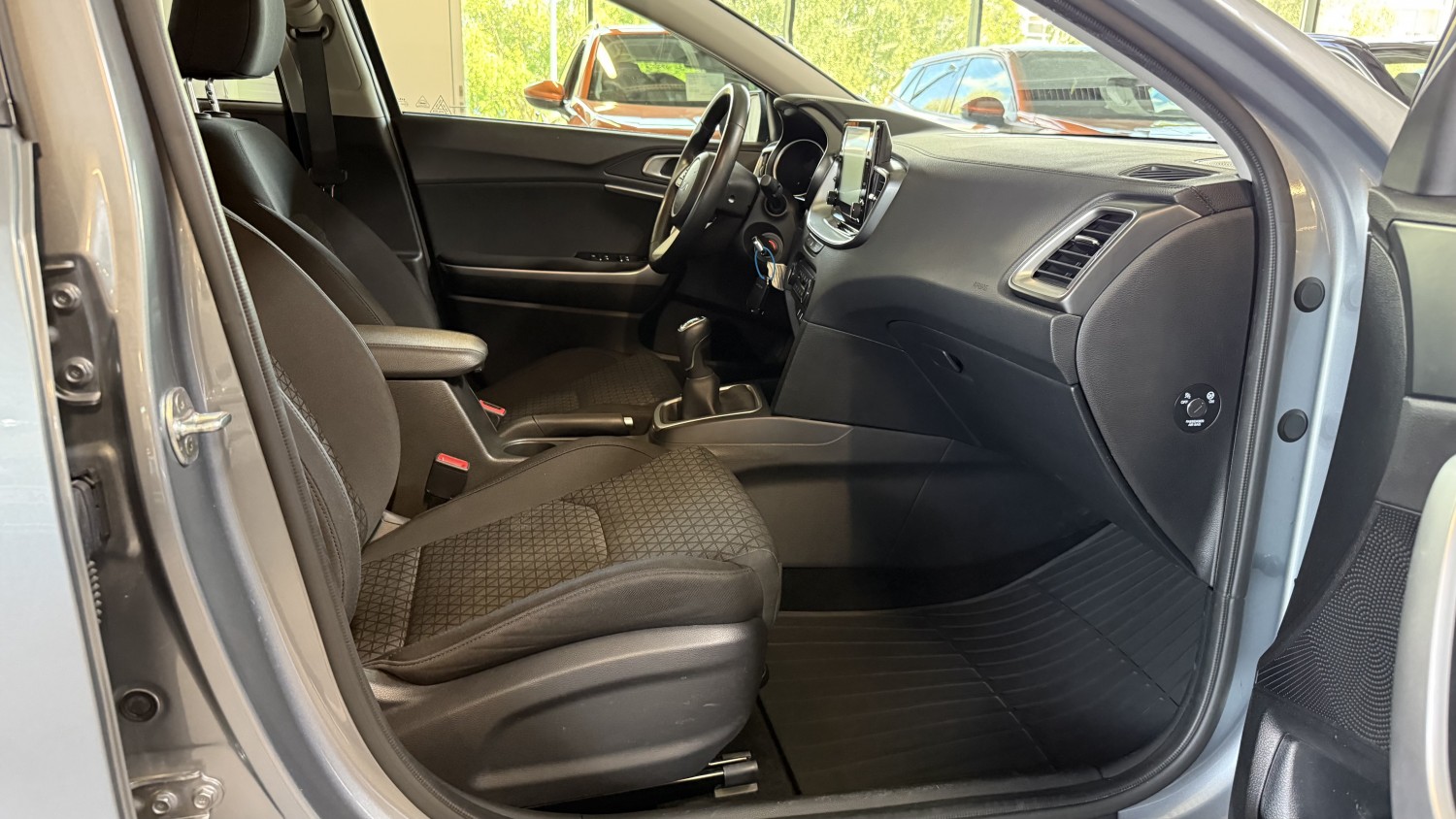 Car image 16