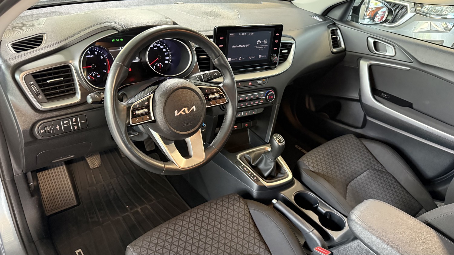 Car image 12