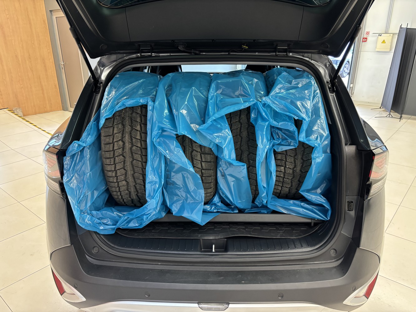 Car image 27