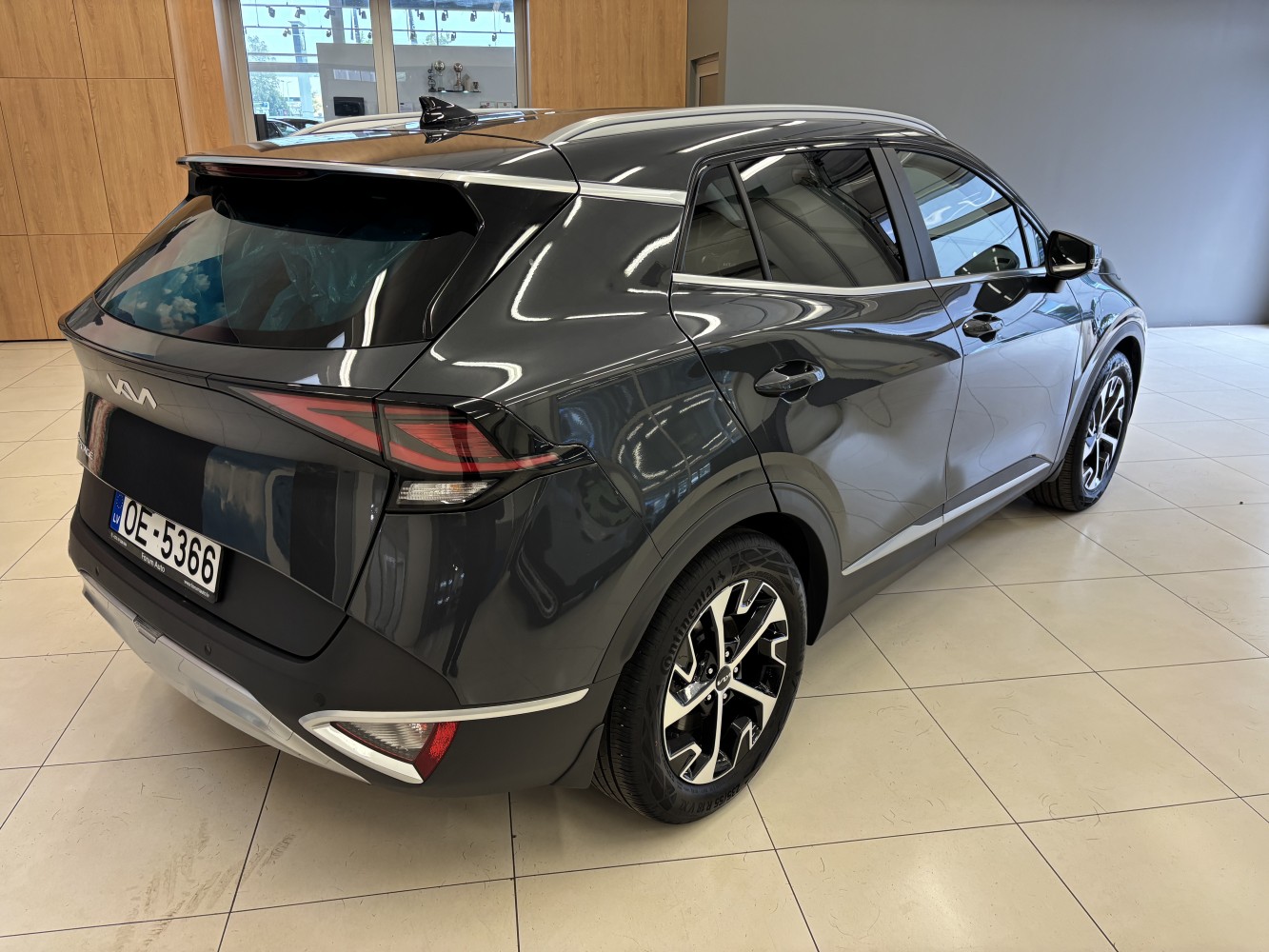 Car image 4