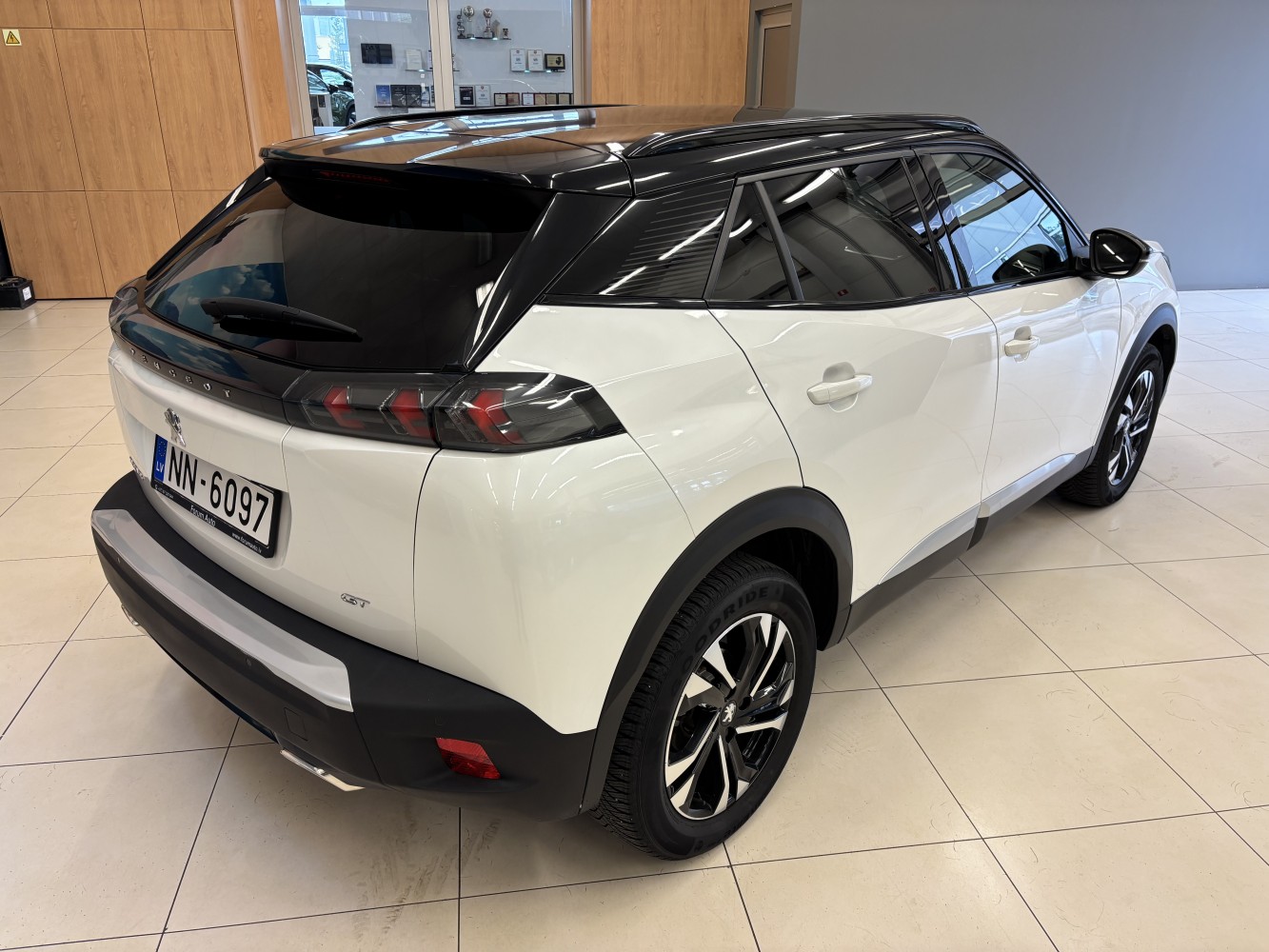 Car image 4